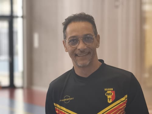 Joueur de l'équipe nationale en maillot officiel, tambourin à la main