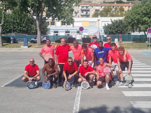 Rassemblement international de joueurs de tambourin en extérieur