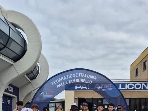 Cérémonie sous chapiteau lors d'un championnat organisé par la fédération italienne