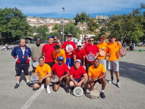Équipes réunies avant une rencontre en extérieur