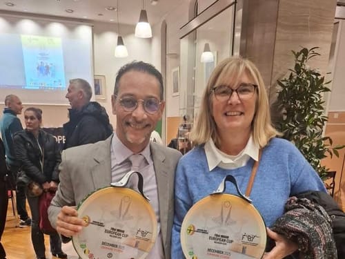 Remise de tambourins gravés lors d'une réception