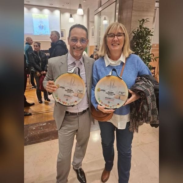 Jean-Luc Moerenhout, presidente della FBST, e Patricia Ganivenq, presidente della Fédération Française de Jeu de Balle au Tambourin, con i tamburelli incisi della Coppa d’Europa di Evere