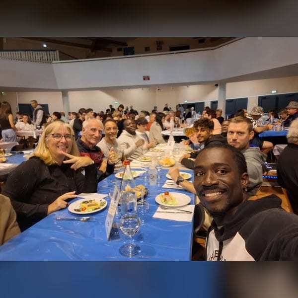 Serata di gala del Mondiale di Les Pennes-Mirabeau, settembre 2025: da un lato del tavolo la nazionale francese, con la sua presidente Patricia Ganivenq seduta accanto al padre Louis Ganivenq, pioniere del tamburello francese e l’uomo che portò la disciplina al coperto; dall’altro, la nazionale belga