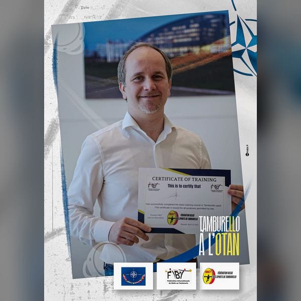 Massimo Scotti, padrino del tamburello in Belgio, riceve il suo attestato di formazione al termine della giornata alla NATO. Il primo ad aver teso la mano alla federazione, e quello che da allora l’accompagna: presente a ogni tappa, e di buon consiglio ogni volta
