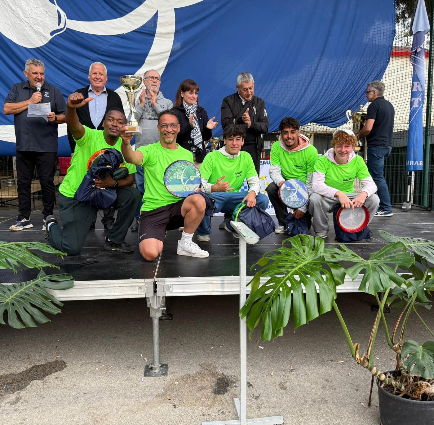 Jeunes joueurs en maillot, tambourins à la main, après une remise de récompenses
