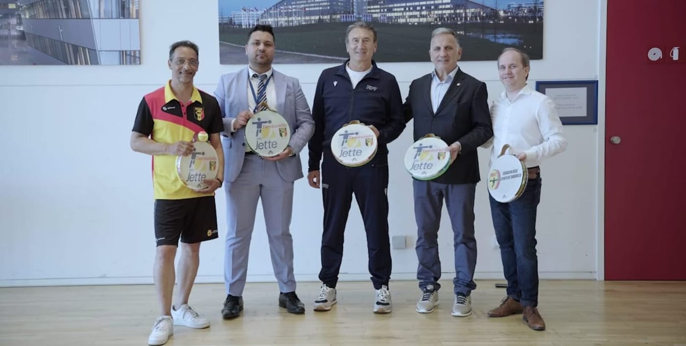 Remise de tambourins lors de l'initiation au quartier général de l'OTAN, Bruxelles, avril 2025