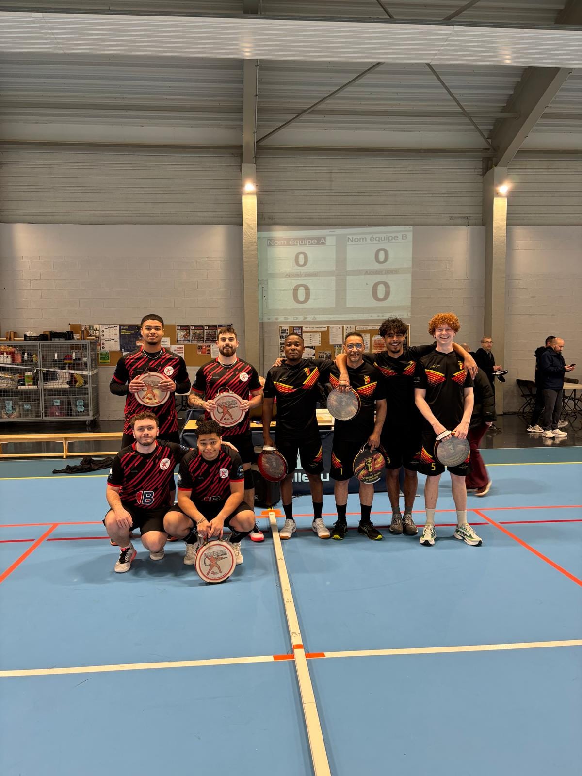 L'équipe belge sur le terrain indoor, trophée en main