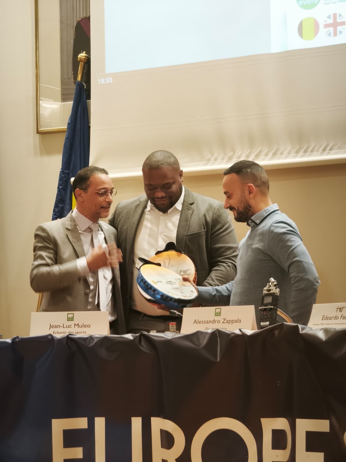 Remise d'un tambourin lors d'une réception officielle