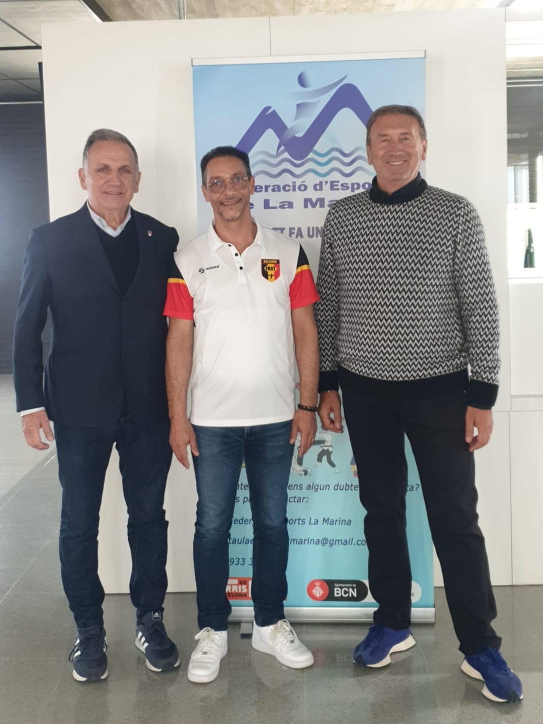 Barcelone, décembre 2024 : Giuseppe Palma, en costume bleu, Jean-Luc Moerenhout au centre, en polo de la fédération belge, et le Président Edoardo Facchetti, lors de leur première rencontre