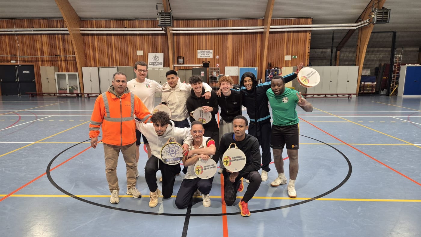 I membri del Tambourin Evere nella palestra L'Aubier, con il signor Mostafa Benhamoud (con il gilet arancione), custode del complesso sportivo di Evere e responsabile della cura dei locali — e il più fedele sostenitore della squadra.